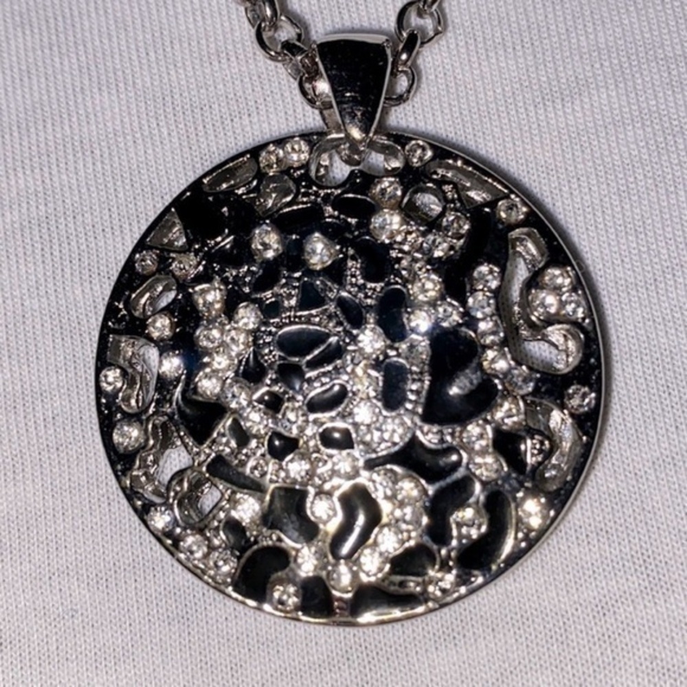 ✅Panther face silver tone pendant  w/black enamel/rhinestone 🐆